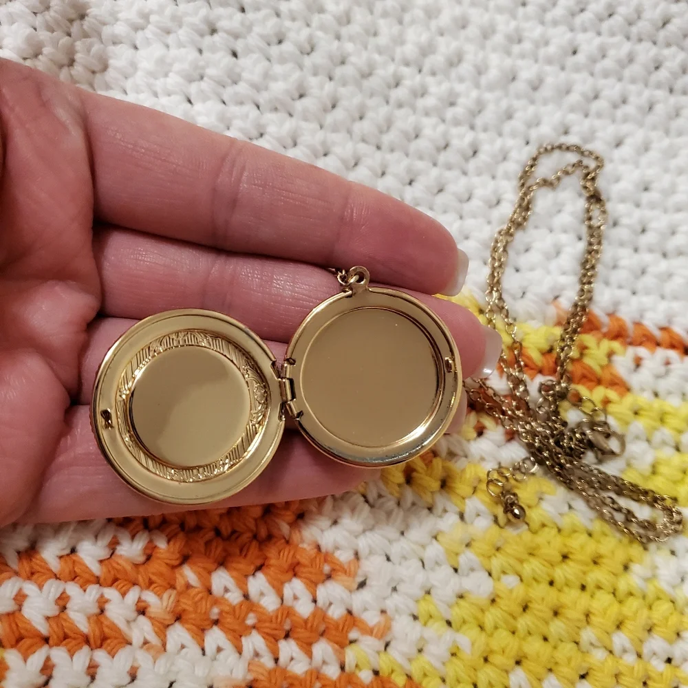 Beautiful Large Round Locket - Picture 3 of 5